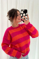 Cleo-gestreepte-mohair-trui-fuchsia-sweet-like-you-model-vooraanzicht-1