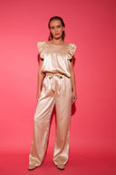 carmen-broek-beige-satijn-studio-amaya-modelfoto-vooraanzicht-1