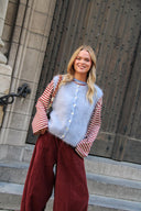 laurie-gebreide-mouwloze-mohair-cardigan-orla-antwerp-light-blue-lookfoto-vooraanzicht-3