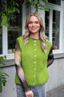 laurie-gebreide-mouwloze-mohair-cardigan-orla-antwerp-sage-green-lookfoto-vooraanzicht-1