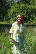 dolly-cardigan-light-yellow-orla-modelfoto-vooraanzicht-1