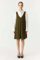 yasmalea-mini-jurk-yas-dark-olive-olijfgroen-modelfoto-vooraanzicht-1