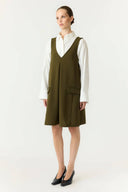 yasmalea-mini-jurk-yas-dark-olive-olijfgroen-modelfoto-zijaanzicht-1