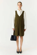 yasmalea-mini-jurk-yas-dark-olive-olijfgroen-modelfoto-vooraanzicht-2