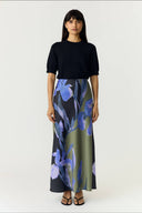 yaspella-bloemen-satijnen-midi-rok-zwart-yas-modelfoto-vooraanzicht-1