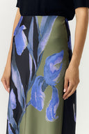 yaspella-bloemen-satijnen-midi-rok-zwart-yas-modelfoto-close-up-1