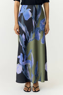 yaspella-bloemen-satijnen-midi-rok-zwart-yas-modelfoto-vooraanzicht-2