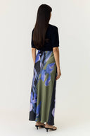 yaspella-bloemen-satijnen-midi-rok-zwart-yas-modelfoto-achteraanzicht-1