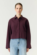 yaslee-cropped-hemd-blouse-fig-bordeaux-yas-modelfoto-vooraanzicht-1
