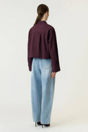 yaslee-cropped-hemd-blouse-fig-bordeaux-yas-modelfoto-achteraanzicht-2