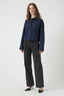 yaslee-blouse-met-knoopsluiting-navy-blazer-YAS-model-vooraanzicht-2