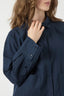 yaslee-blouse-met-knoopsluiting-navy-blazer-YAS-model-close-up-1