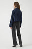 yaslee-blouse-met-knoopsluiting-navy-blazer-YAS-model-achteraanzicht-1