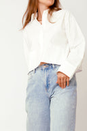 yaslee-blouse-met-knoopsluiting-wit-YAS-model-vooraanzicht 3