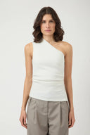 yasvenice-assymetrische-schouder-top-star-white-Y.A.S-modelfoto-vooraanzicht-1