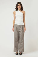 yasvenice-assymetrische-schouder-top-star-white-Y.A.S-modelfoto-vooraanzicht-2