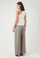 yasvenice-assymetrische-schouder-top-star-white-Y.A.S-modelfoto-achteraanzicht-1