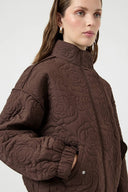 yasfipura-pufferjas-chocolate-brown-chocoladebruin-polyester-col-kraag-modelfoto-zijaanzicht-1