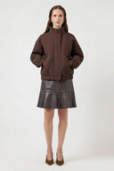 yasfipura-pufferjas-chocolate-brown-chocoladebruin-polyester-col-kraag-modelfoto-vooraanzicht-1