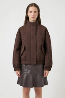 yasfipura-pufferjas-chocolate-brown-chocoladebruin-polyester-col-kraag-modelfoto-vooraanzicht-2
