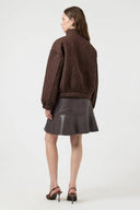 yasfipura-pufferjas-chocolate-brown-chocoladebruin-polyester-col-kraag-modelfoto-achteraanzicht-1