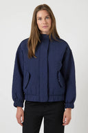 yasfipura-pufferjas-navy-polyester-col-kraag-model-vooraanzicht1