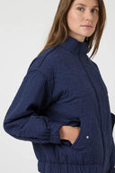 yasfipura-pufferjas-navy-polyester-col-kraag-model-zijaanzicht1
