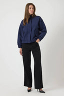 yasfipura-pufferjas-navy-polyester-col-kraag-model-vooraanzicht2