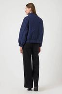 yasfipura-pufferjas-navy-polyester-col-kraag-model-achteraanzicht1