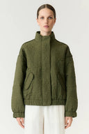 yasfipura-gewatteerde-bomber-pufferjas-sphagnum-groen-yas-modelfoto-vooraanzicht-1