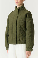 yasfipura-gewatteerde-bomber-pufferjas-sphagnum-groen-yas-modelfoto-zijaanzicht-1