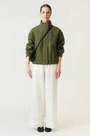 yasfipura-gewatteerde-bomber-pufferjas-sphagnum-groen-yas-modelfoto-vooraanzicht-3