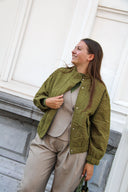 yasfipura-gewatteerde-bomber-pufferjas-sphagnum-groen-yas-lookfoto-vooraanzicht-1