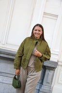 yasfipura-gewatteerde-bomber-pufferjas-sphagnum-groen-yas-lookfoto-vooraanzicht-4