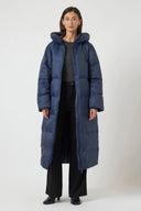yaspoppel-gewatteerde-jas-navy-blazer-yas-modelfoto-vooraanzicht-1