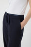 yastali-pantalon-wide-leg-navy-blazer-yas-model-close-up-1