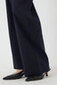 yastali-pantalon-wide-leg-navy-blazer-yas-model-close-up-2