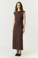 yaspina-maxi-jurk-chocolate-brown-chocoladebruin-yas-modelfoto-vooraanzicht-1