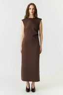 yaspina-maxi-jurk-chocolate-brown-chocoladebruin-yas-modelfoto-vooraanzicht-2