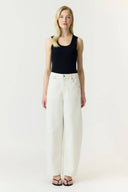 yaslua-effen-barrel-balloon-denim-jeans-broek-cream-yas-model-vooraanzicht-1