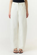yaslua-effen-barrel-balloon-denim-jeans-broek-cream-yas-model-vooraanzicht-2