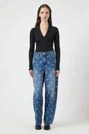 yaslua-barrel-denim-jeans-broek-medium-blue-denim-yas-modelfoto-vooraanzicht-1