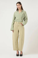 yaslua-barrel-denim-jeans-sage-green-modelfoto-vooraanzicht-1