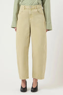 yaslua-barrel-denim-jeans-sage-green-modelfoto-vooraanzicht-2