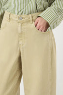 yaslua-barrel-denim-jeans-sage-green-modelfoto-detail-1