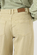 yaslua-barrel-denim-jeans-sage-green-modelfoto-detail-2