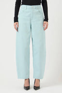 yaslua-barrel-denim-jeans-surf-spray-modelfoto-vooraanzicht-2