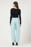 yaslua-barrel-denim-jeans-surf-spray-modelfoto-achteraanzicht-1