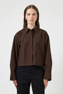 yasroyalee-korte-hemd-blouse-chocolate-brown-chocoladebruin-yas-modelfoto-vooraanzicht-1