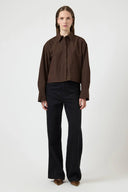 yasroyalee-korte-hemd-blouse-chocolate-brown-chocoladebruin-yas-modelfoto-vooraanzicht-2